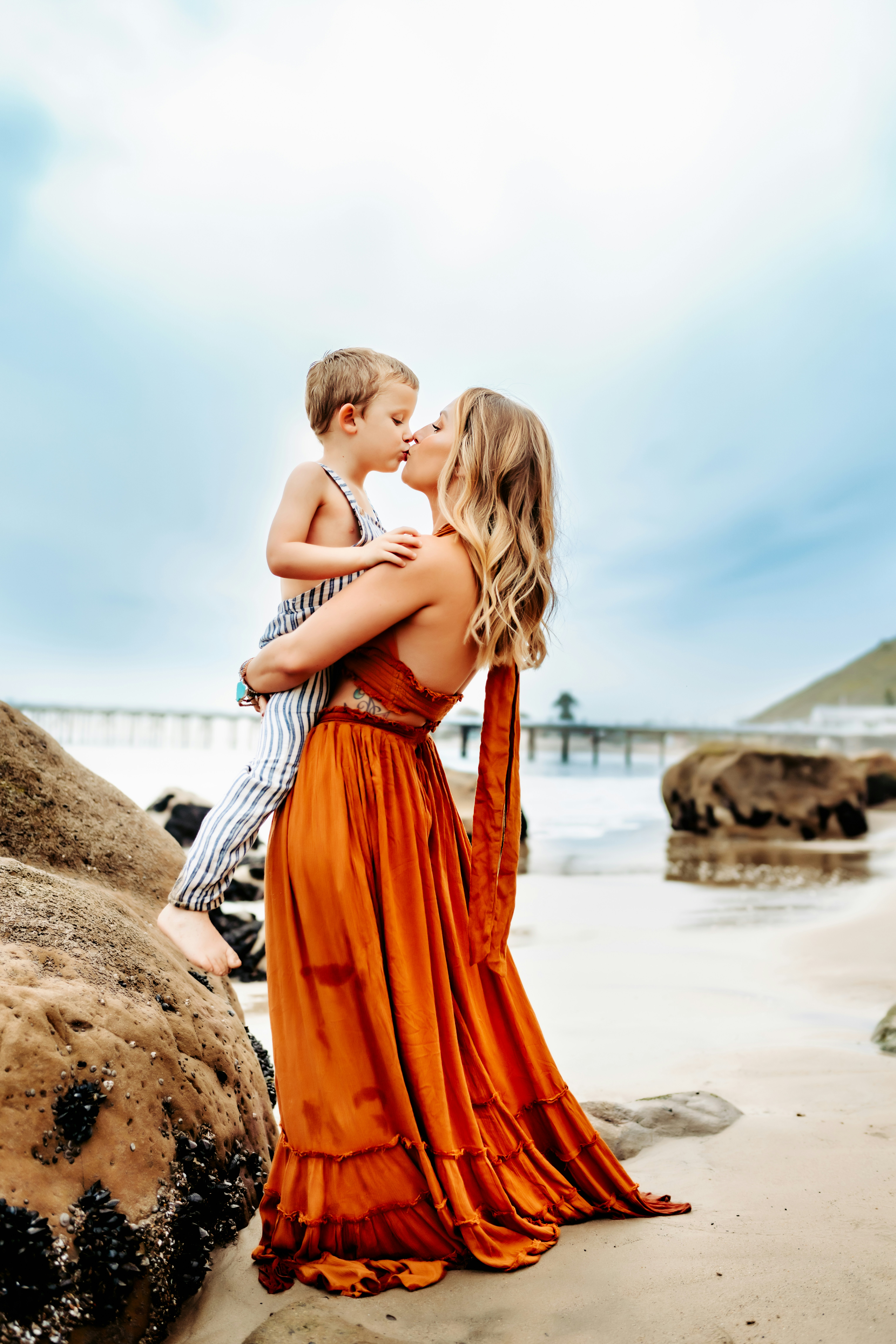 Une femme tenant un garçon sur la plage