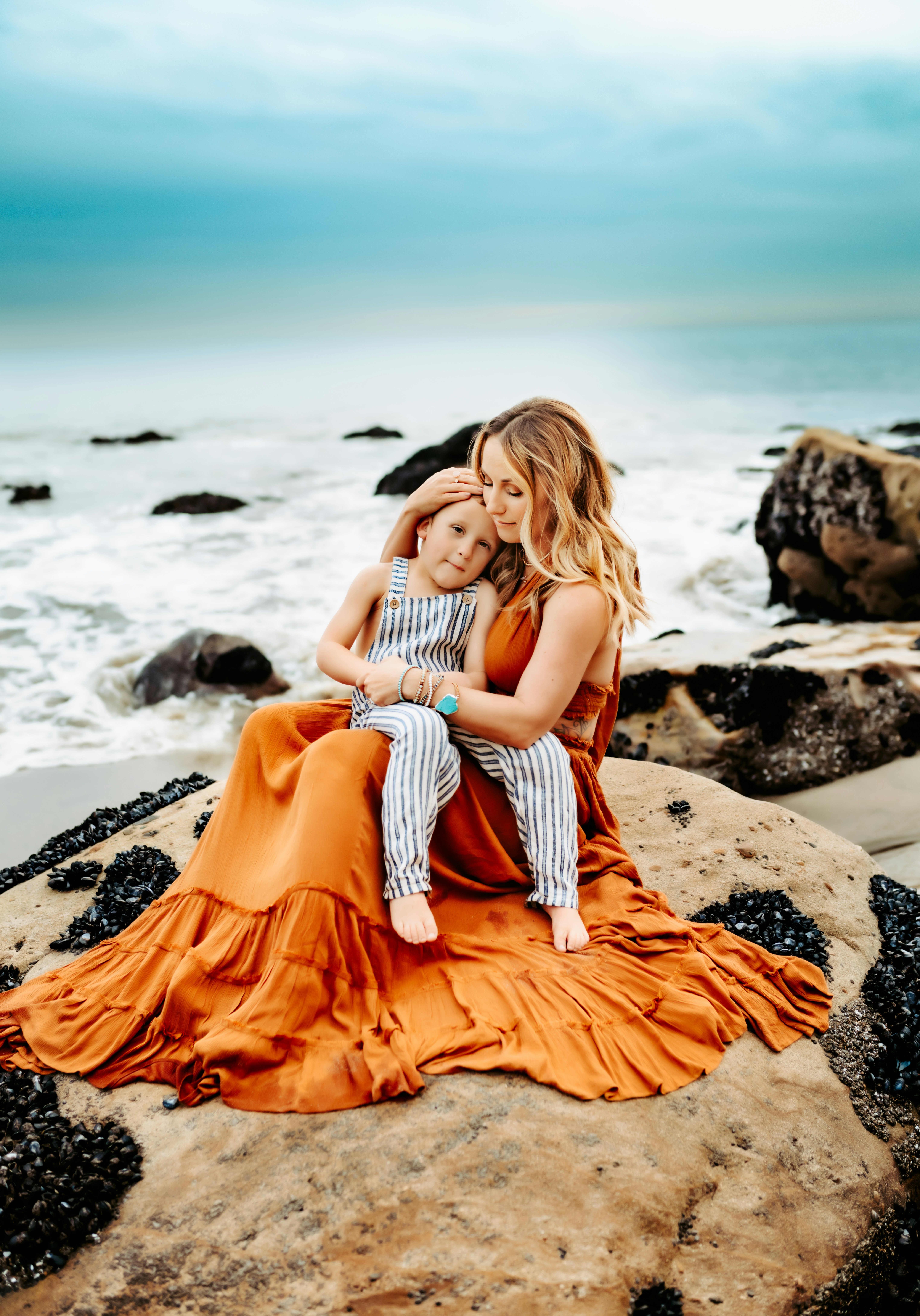 great photo recipe,how to photograph two women sitting on a rock near the ocean