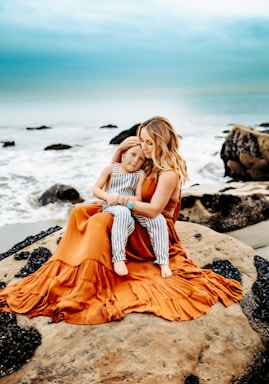 photography poses for family,how to photograph two women sitting on a rock near the ocean