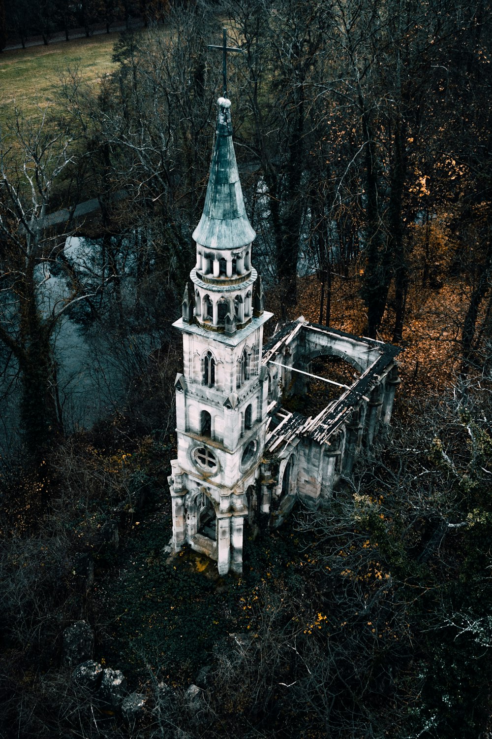 Une vieille église au milieu d’une forêt