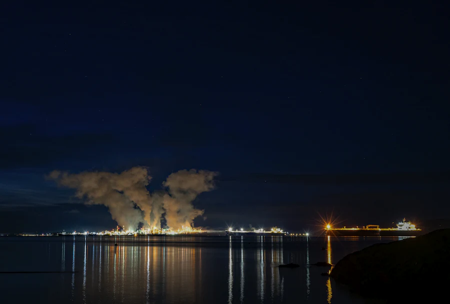 Installation industrielle pétrolière éclairée de nuit