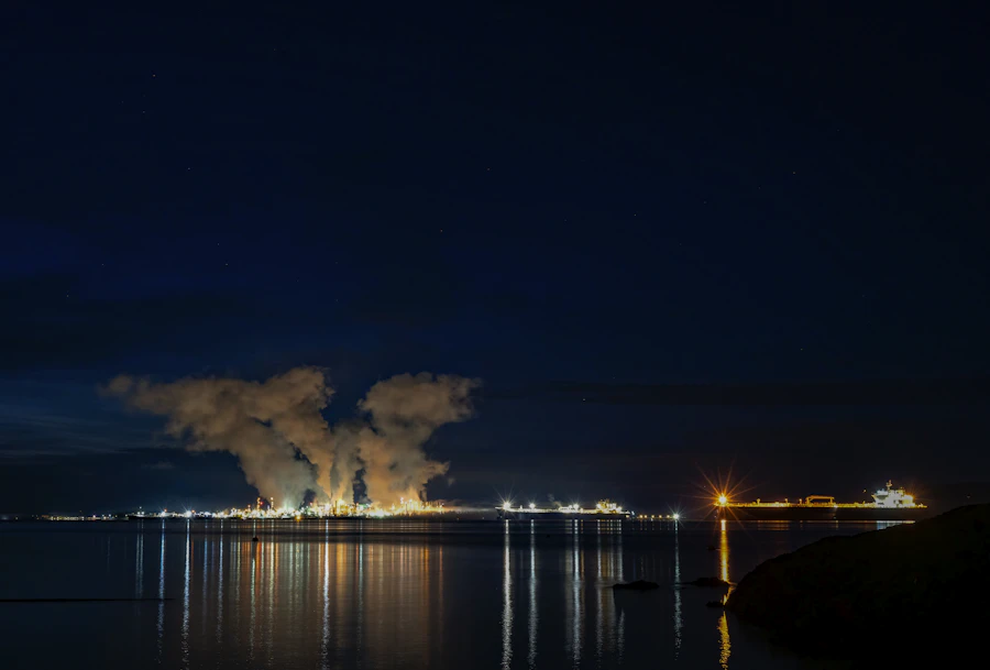 Planta industrial iluminada de noche