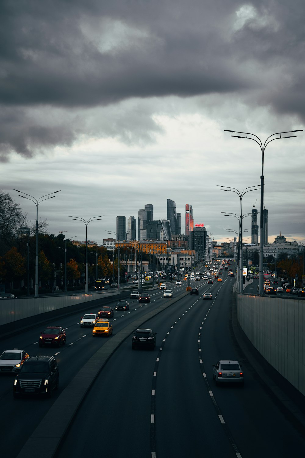 una autopista con muchos coches conduciendo por ella