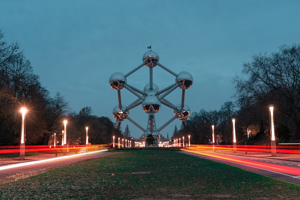 una gran estructura con luces en el medio de ella