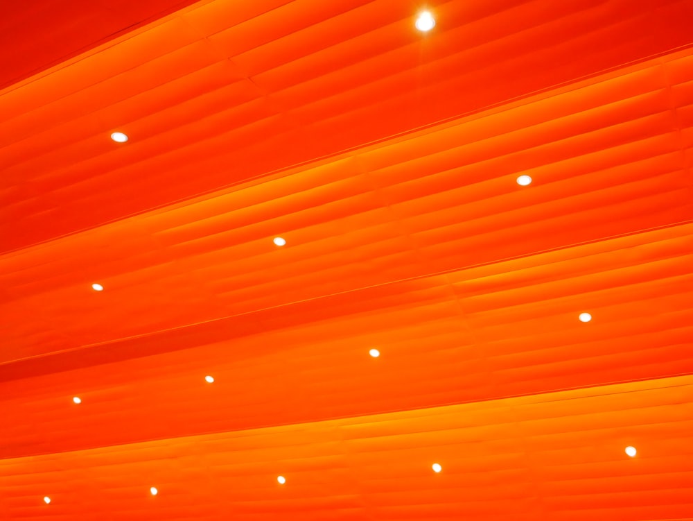 ein großer Raum mit orangefarbenen Wänden und Lichtern