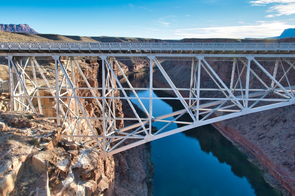 Un pont sur une rivière dans un canyon