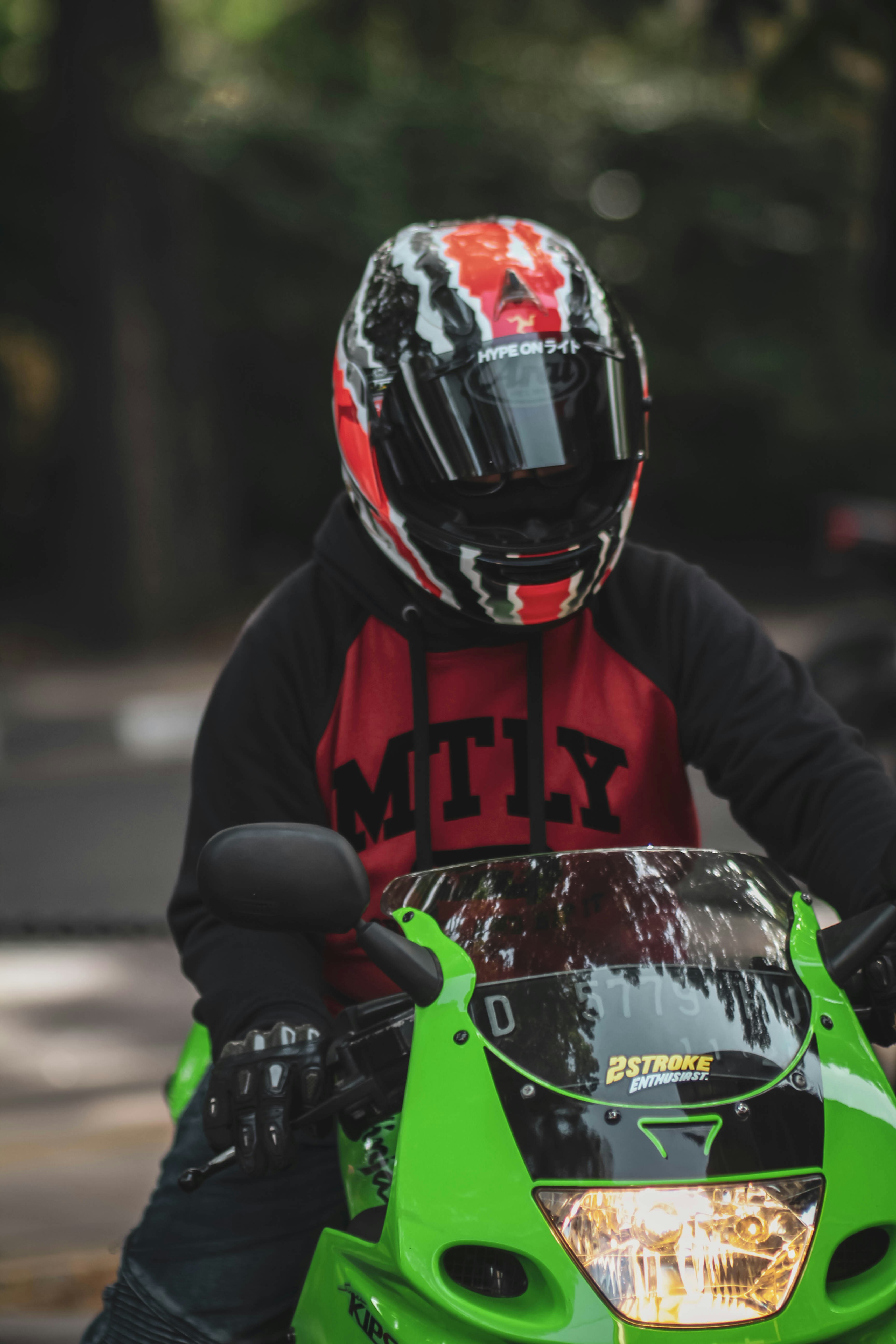 photo-1642302696315-5c464f8e77c6?ixid=M3wxMjA3fDB8MXxzZWFyY2h8MTh8fGNvb2wlMjBtb3RvcmN5Y2xlJTIwc3dlYXRzaGlydHN8ZW58MHx8fHwxNzY0NDQzMTUwfDA\u0026ixlib=rb-4.1.0