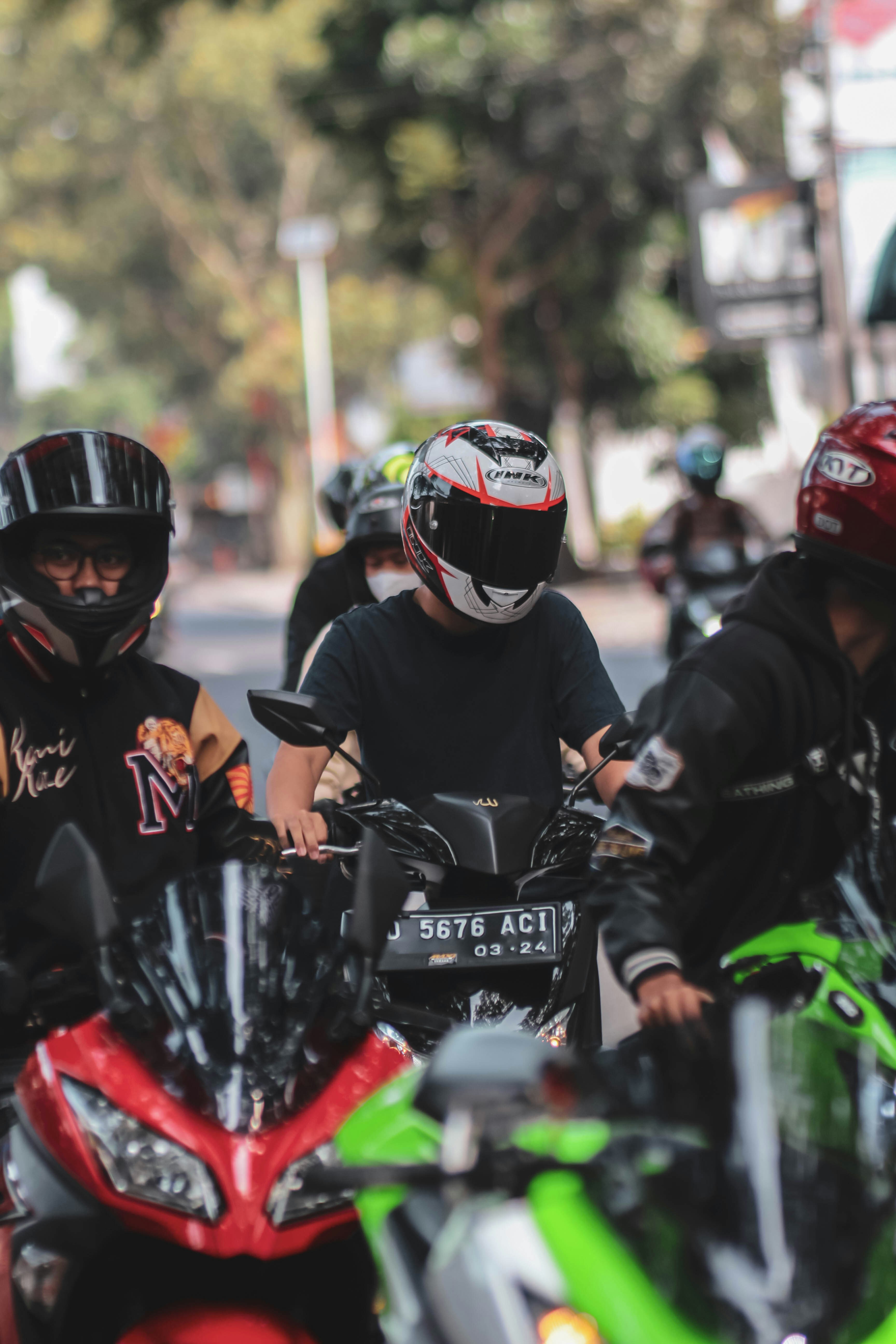 sekelompok orang mengendarai sepeda motor di jalan