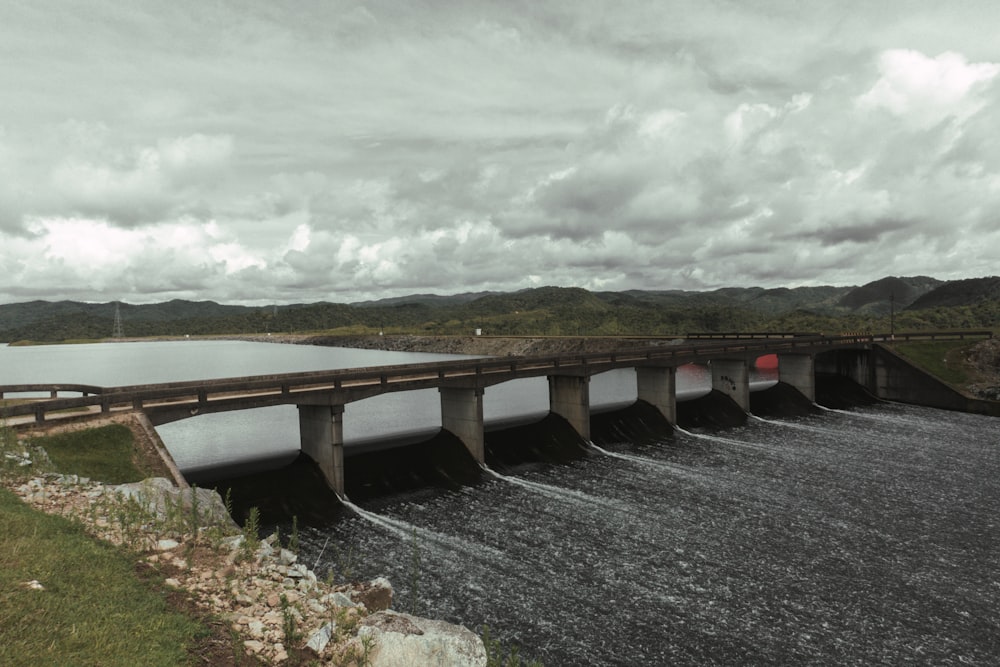 un grand barrage avec de l’eau qui s’en déverse