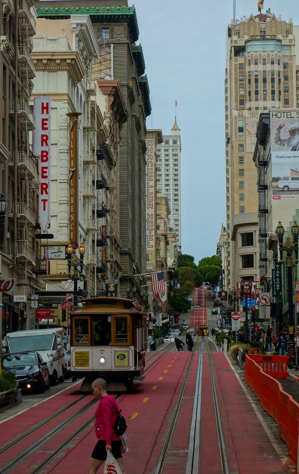 A trolley car traveling down a street next to tall buildings photo – Free  San francisco Image on Unsplash