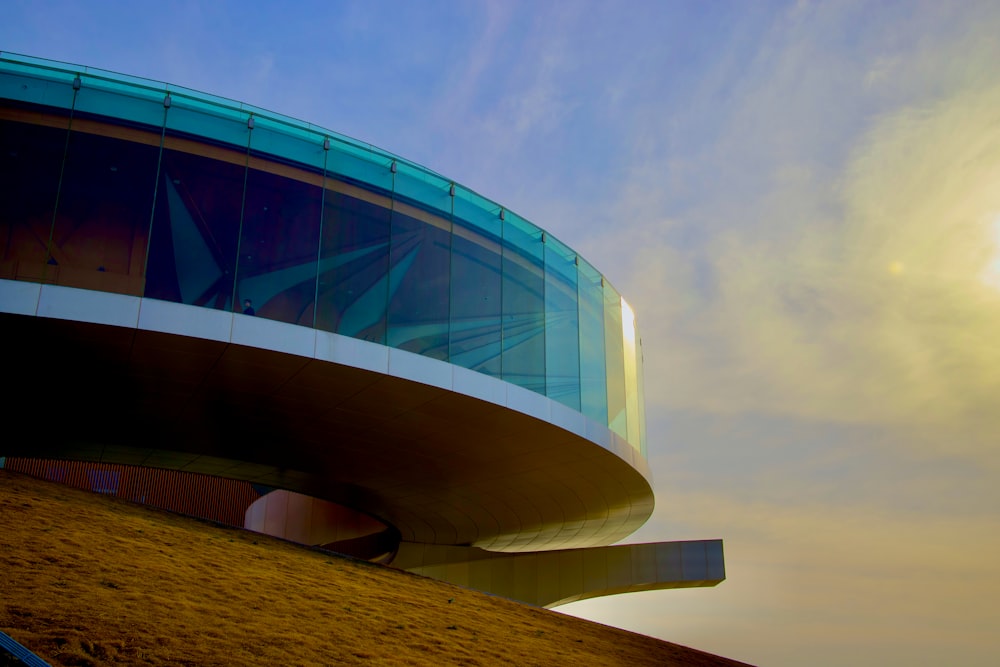 a curved building with a sky background