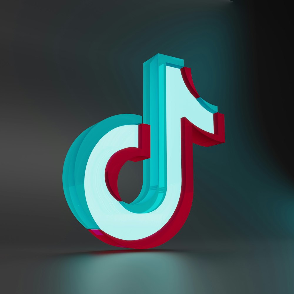 uma renderização 3D da letra j em vermelho e azul