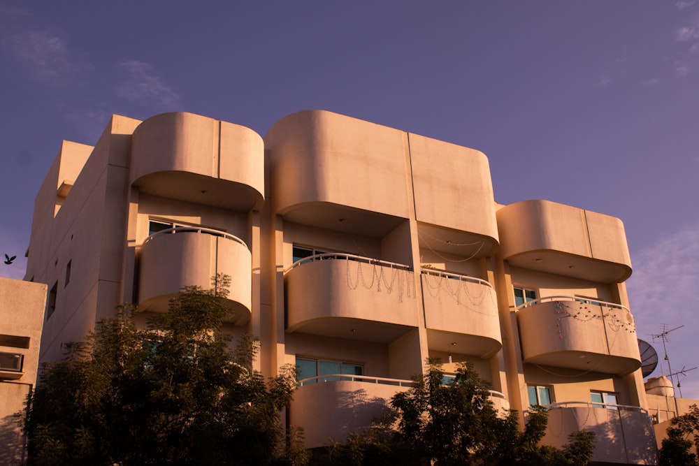 ein hohes Gebäude mit Balkonen und Balkonen