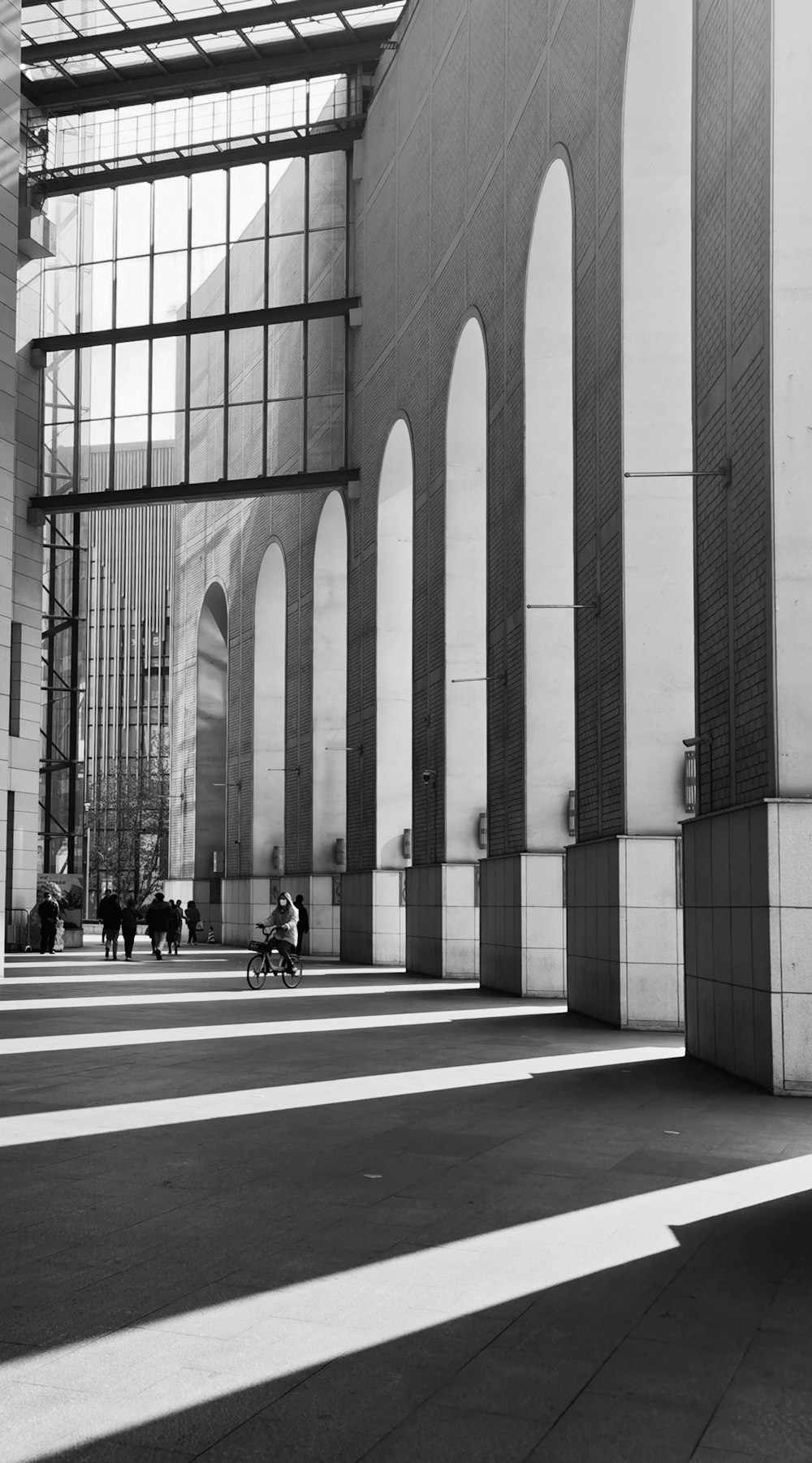 a black and white photo of a large building