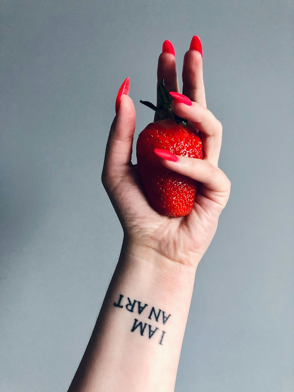el brazo de una mujer con un pequeño tatuaje