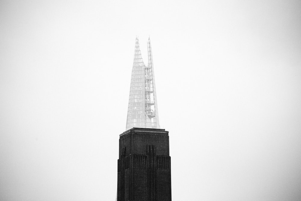 Una foto en blanco y negro de un edificio alto