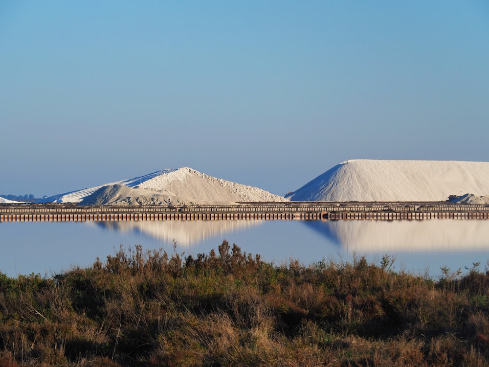 una gran masa de agua rodeada de montañas cubiertas de nieve