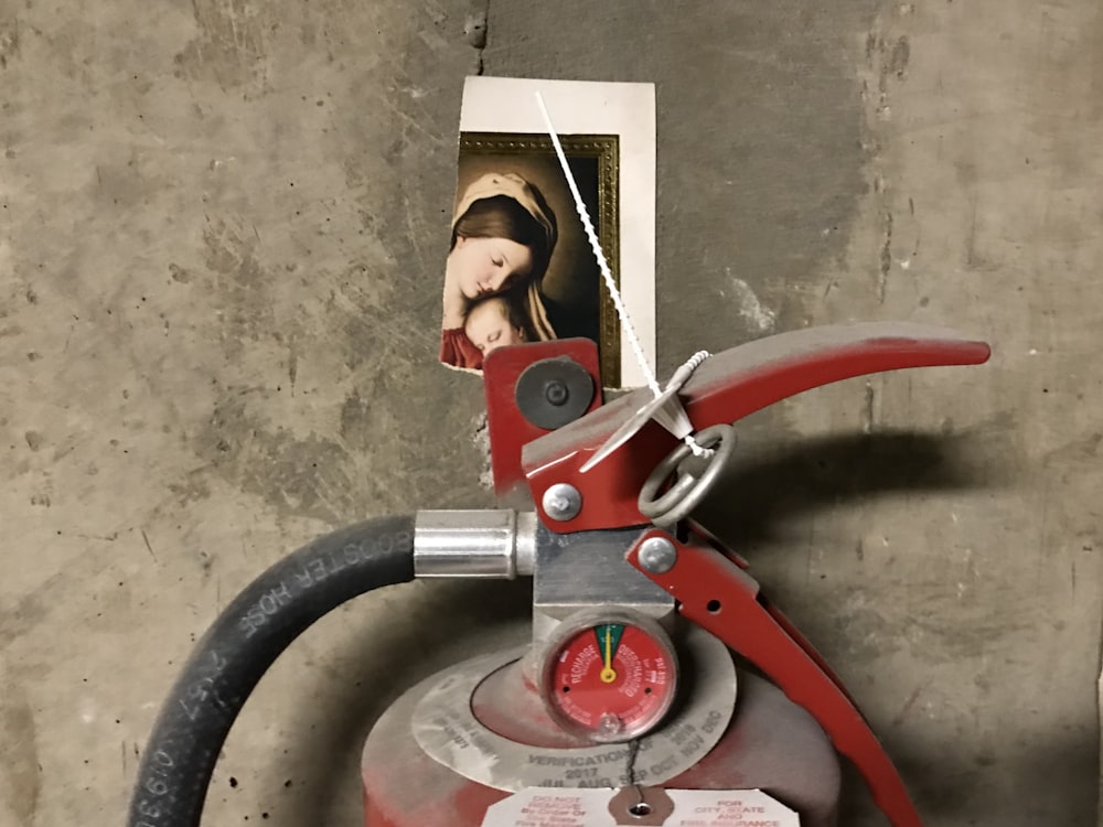 um hidrante com uma foto de uma mulher sobre ele