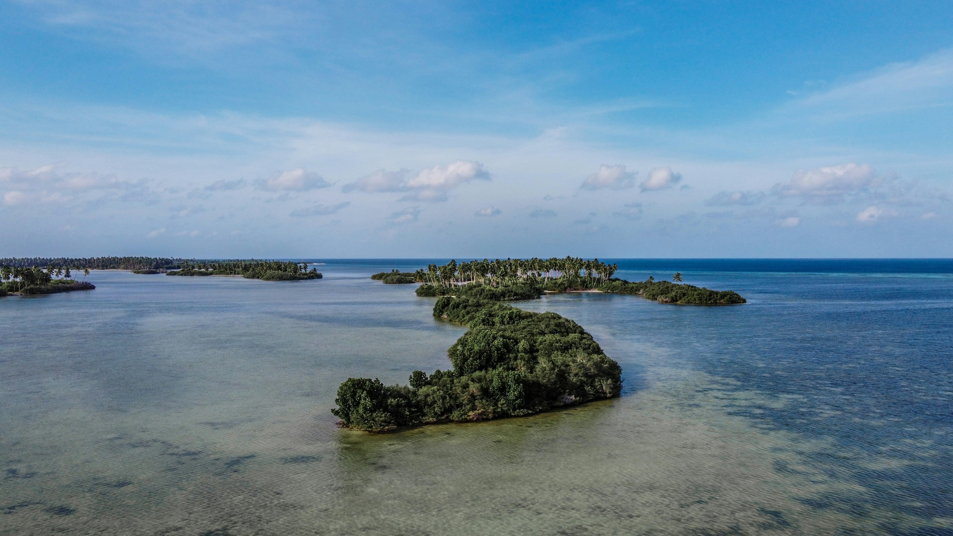 une petite île au milieu d’un plan d’eau