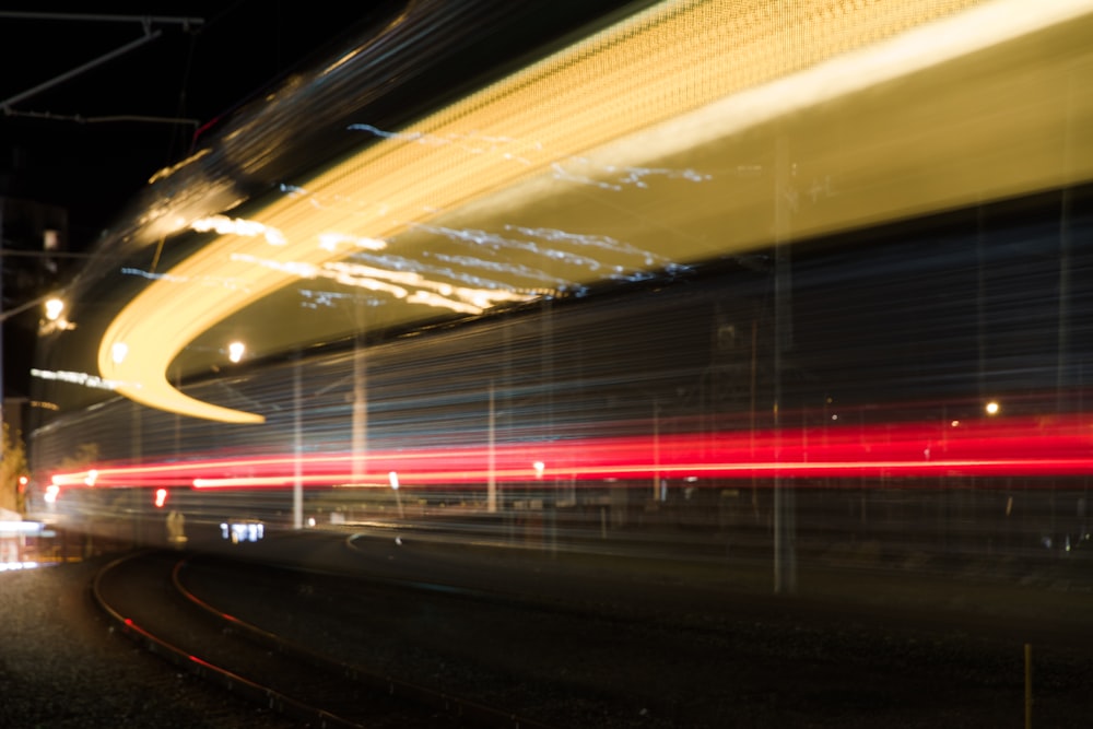 Una foto sfocata di una strada della città di notte