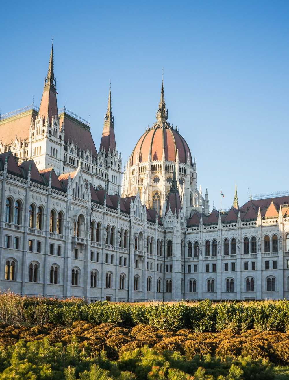 Un grande edificio bianco con un tetto rosso