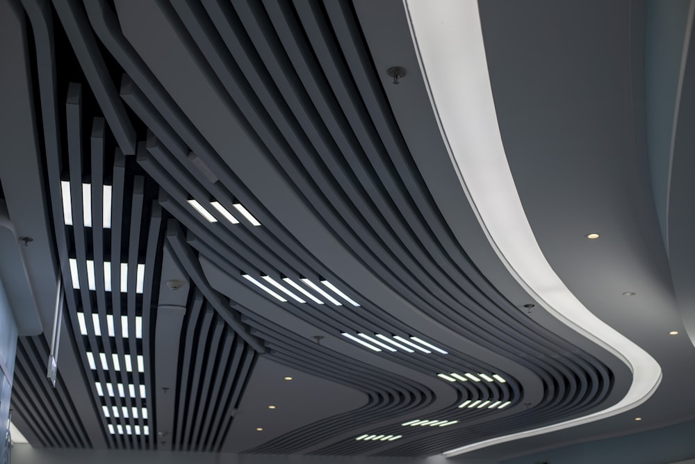 le plafond d’un bâtiment avec beaucoup de lumières