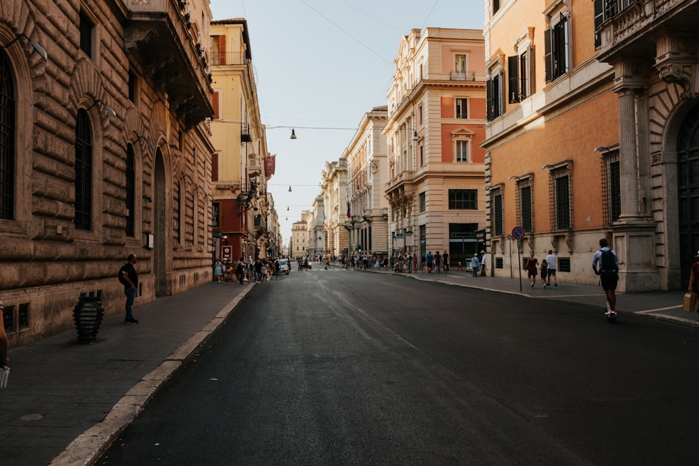 una strada fiancheggiata da edifici e persone che camminano lungo di essa