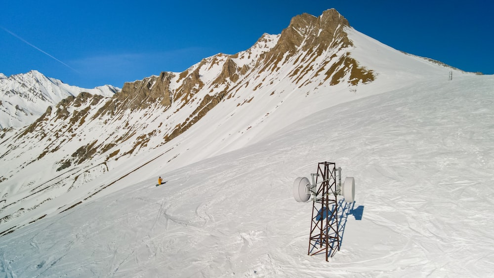 눈 덮인 산 옆에 앉아있는 스키 리프트