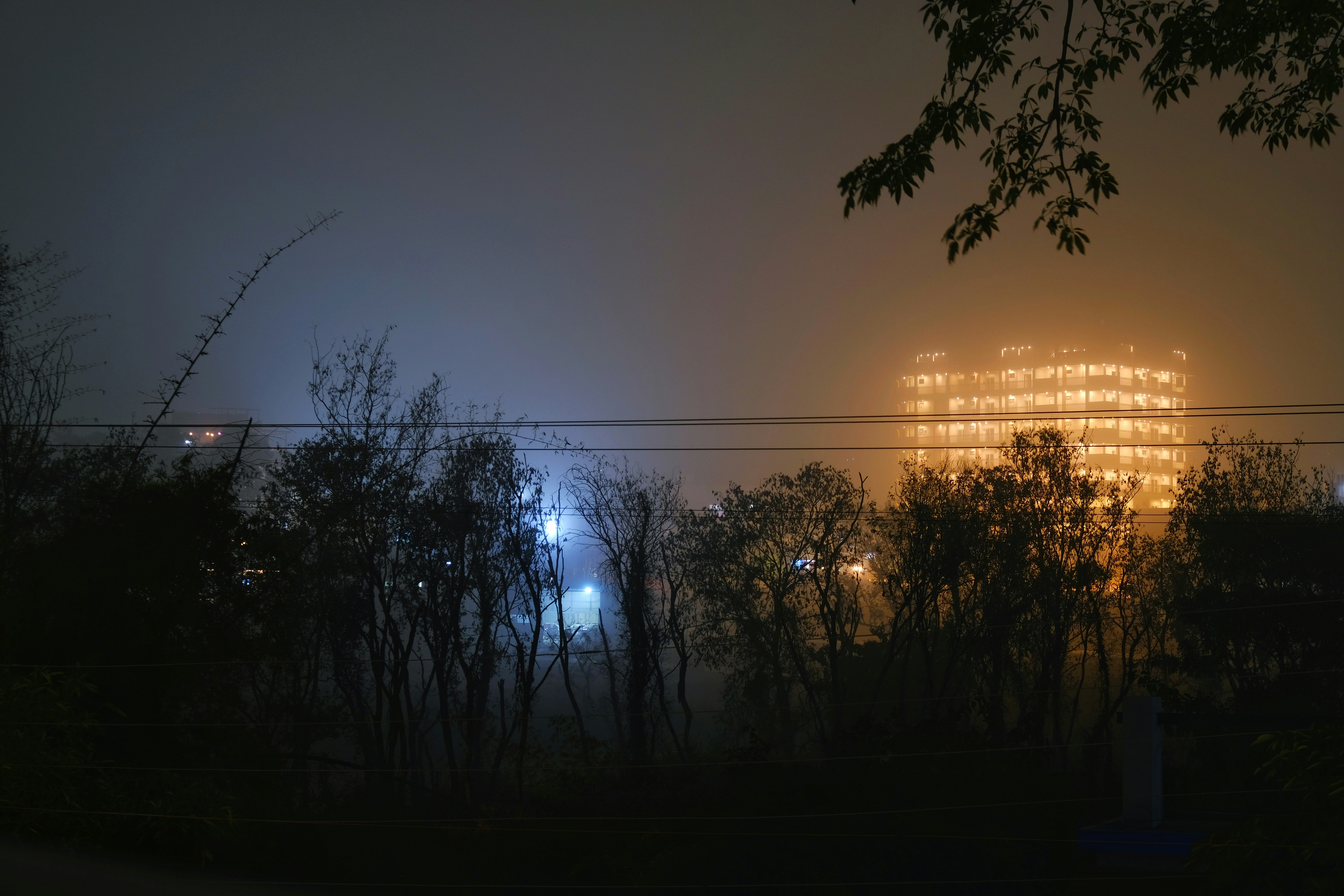 遠くに建物がある霧の夜の写真 – Unsplashの夜の無料画像