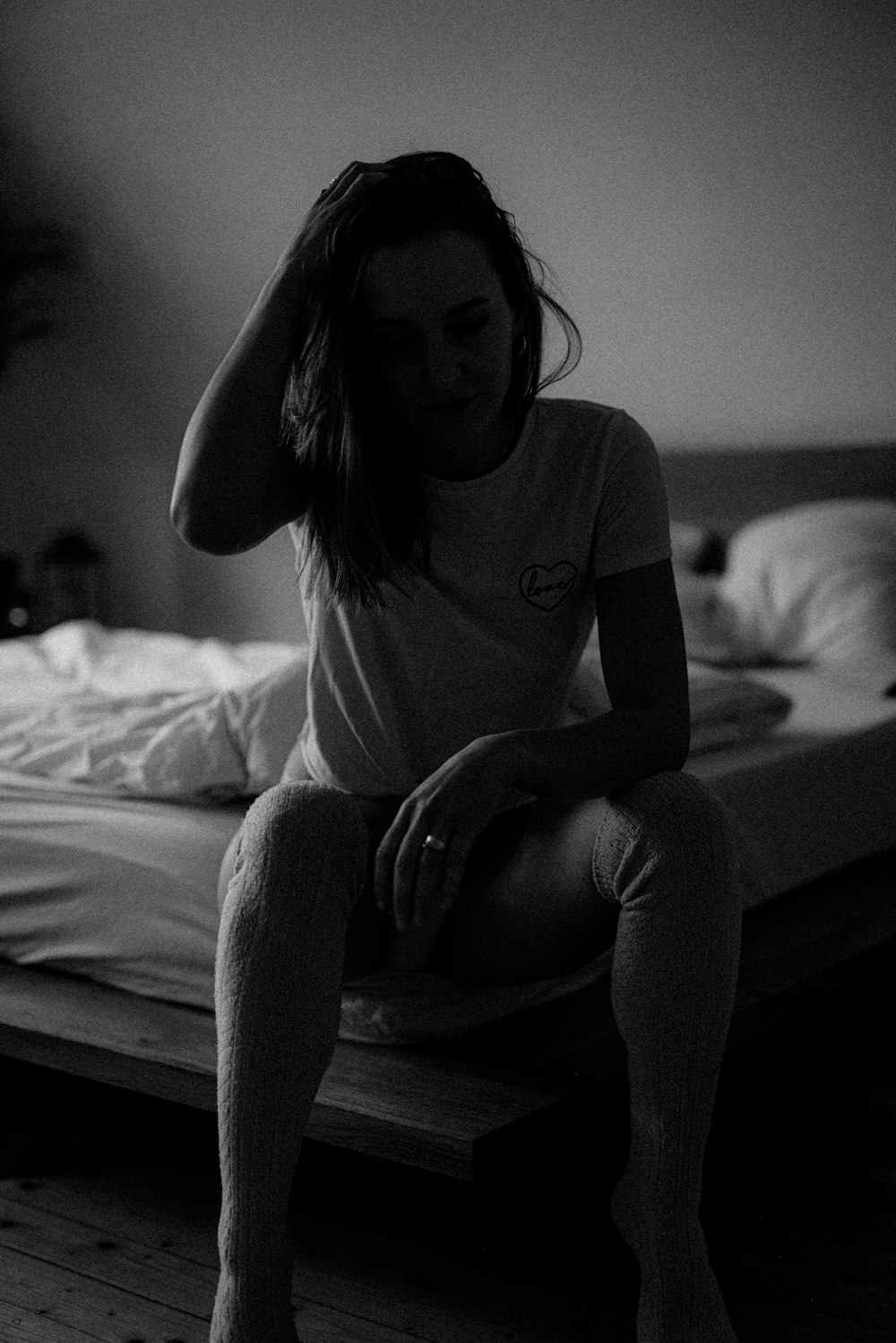a woman sitting on top of a bed in a room photo – Free Bed Image on Unsplash