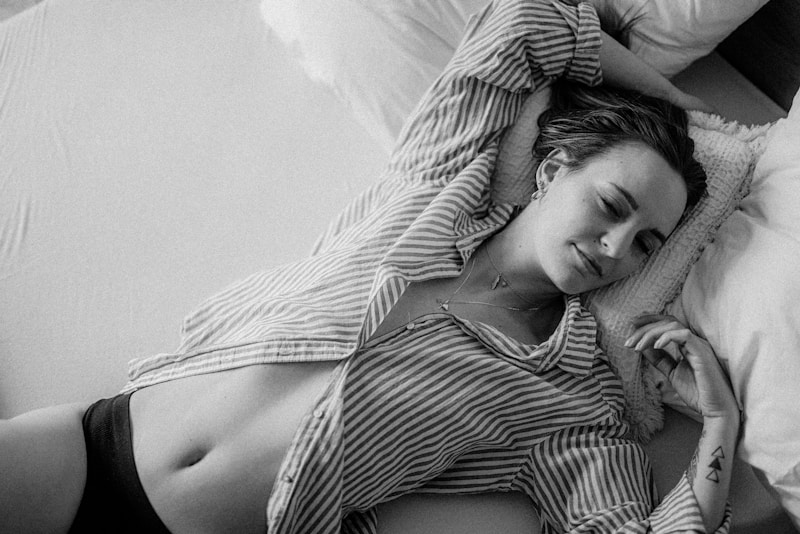 Black and white Austrian MILF in bed