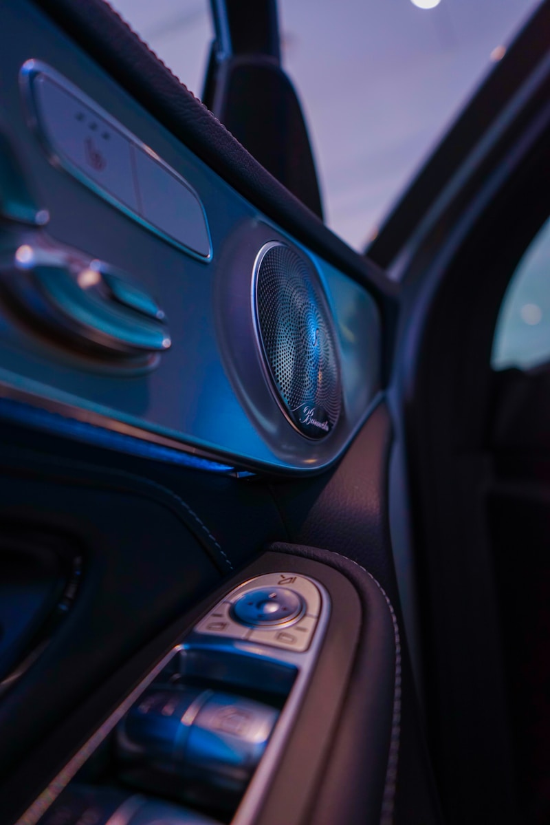 Tableau de bord voiture avec autoradio et commandes