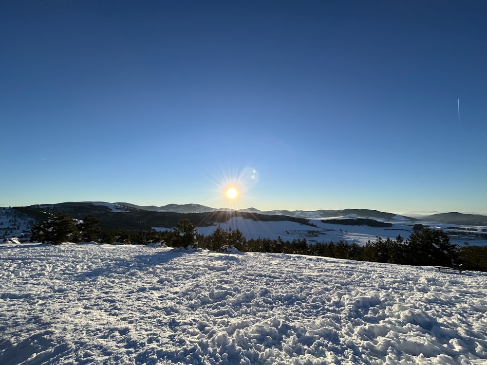 雪景色に太陽が明るく輝く