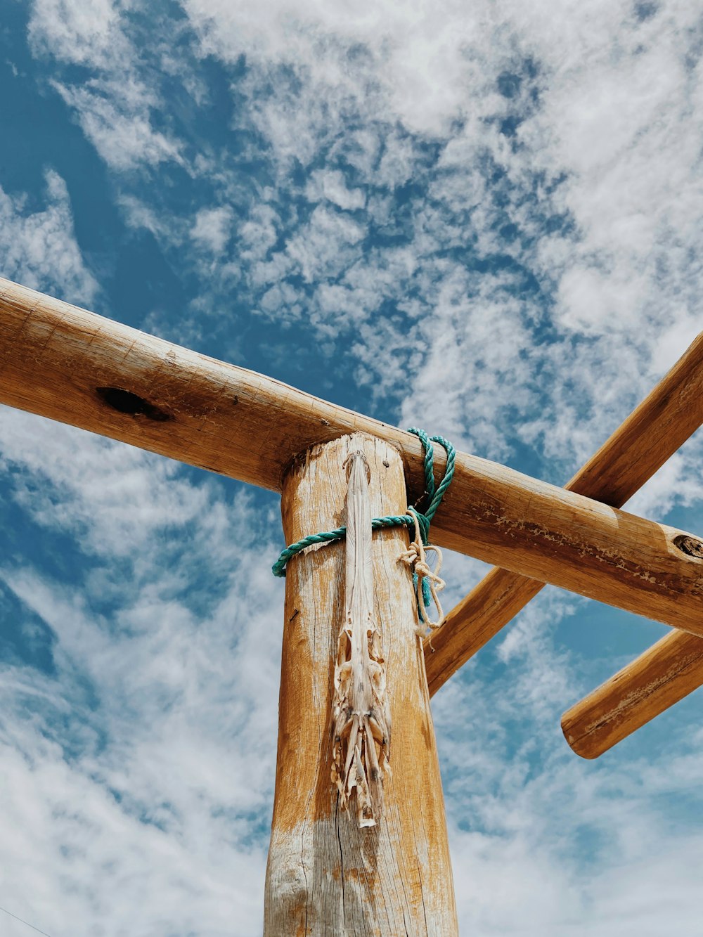a wooden pole with ropes on top of it