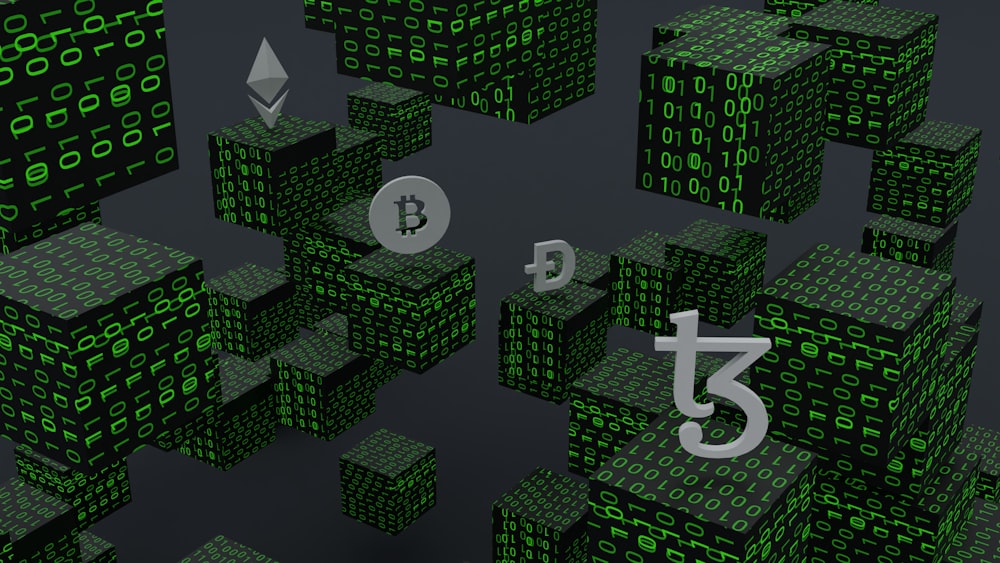Un montón de cubos con símbolos de Bitcoin en ellos