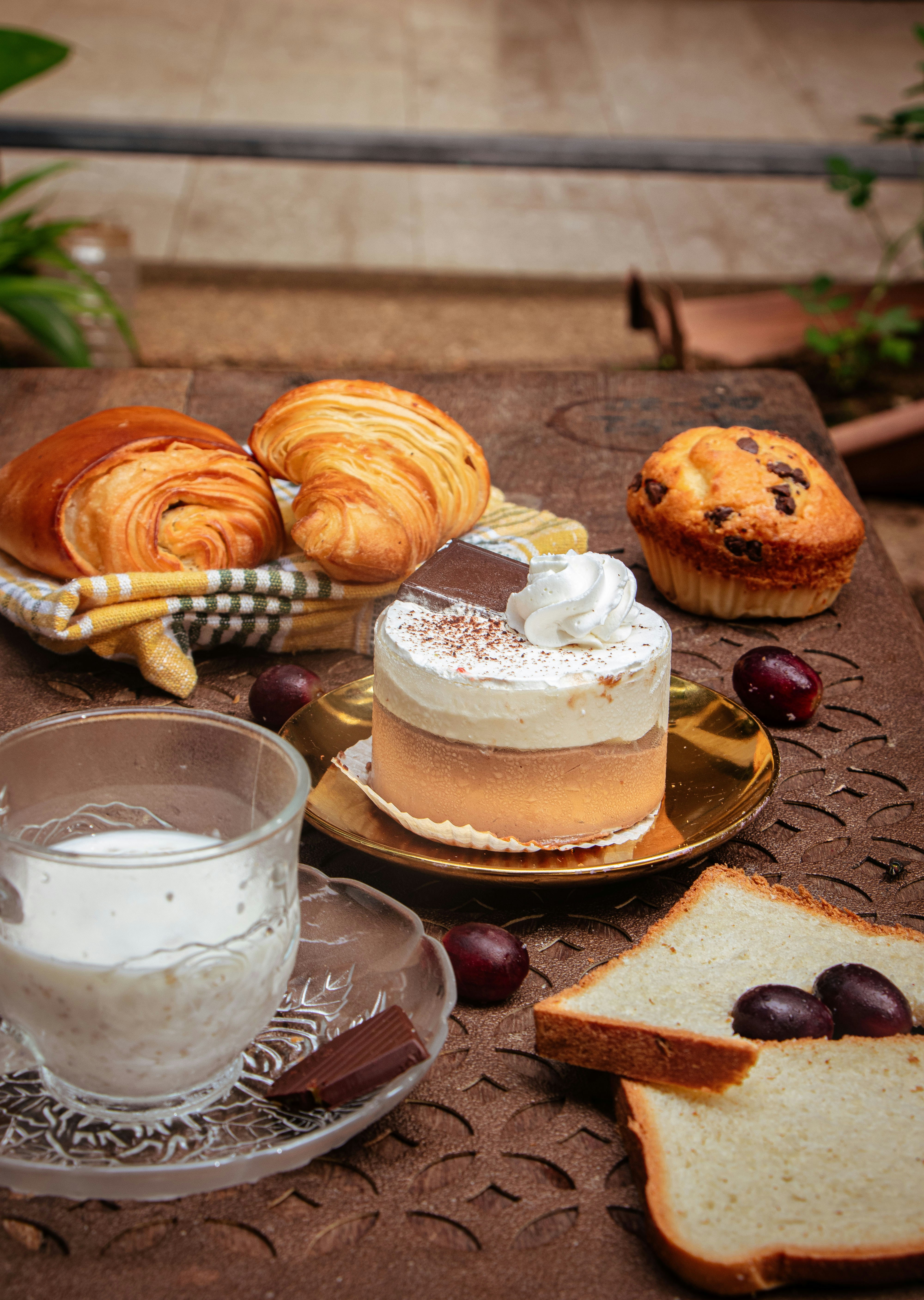 meja di atasnya dengan roti dan kue-kue di atas meja