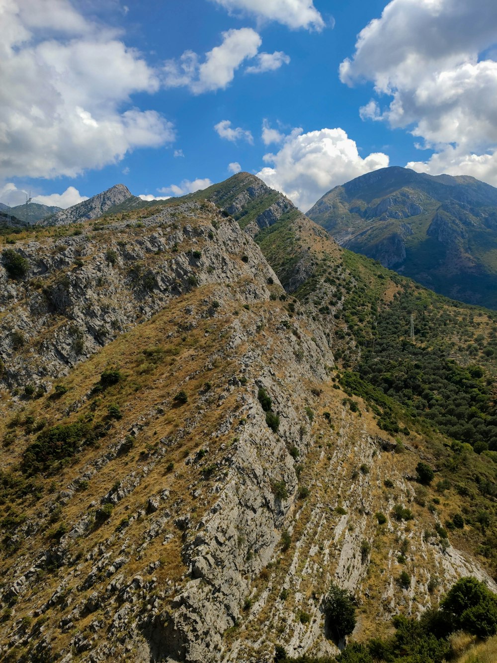 Blick auf einen Berg mit ein paar Wolken am Himmel