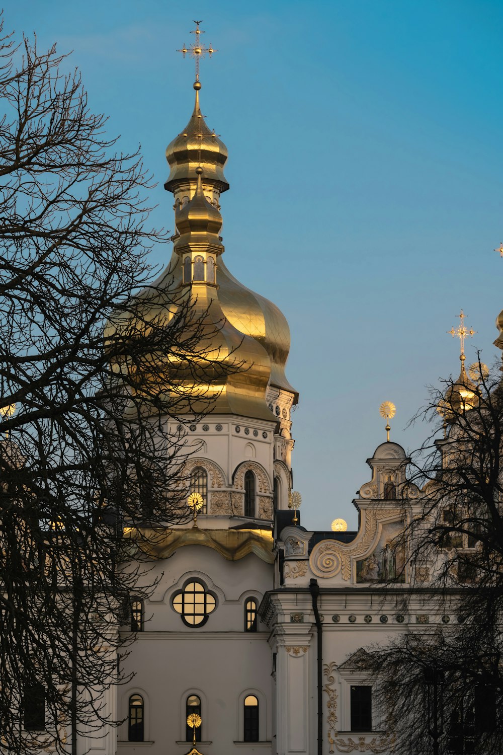 ein großes weißes Gebäude mit einer goldenen Kuppel