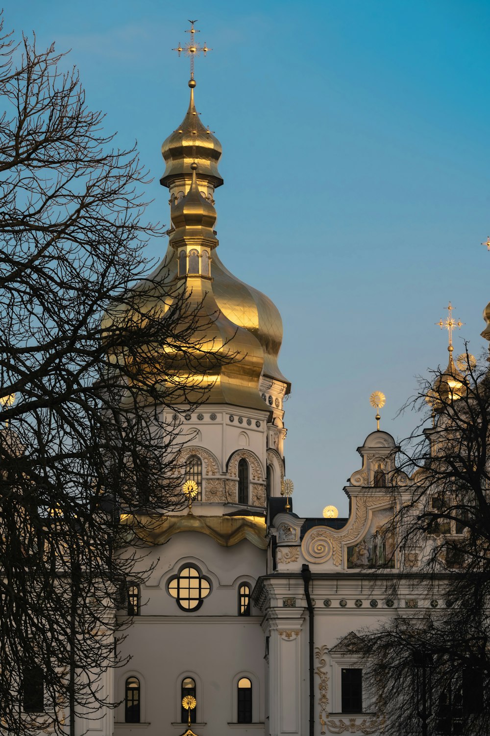 Un grande edificio bianco con una cupola d'oro