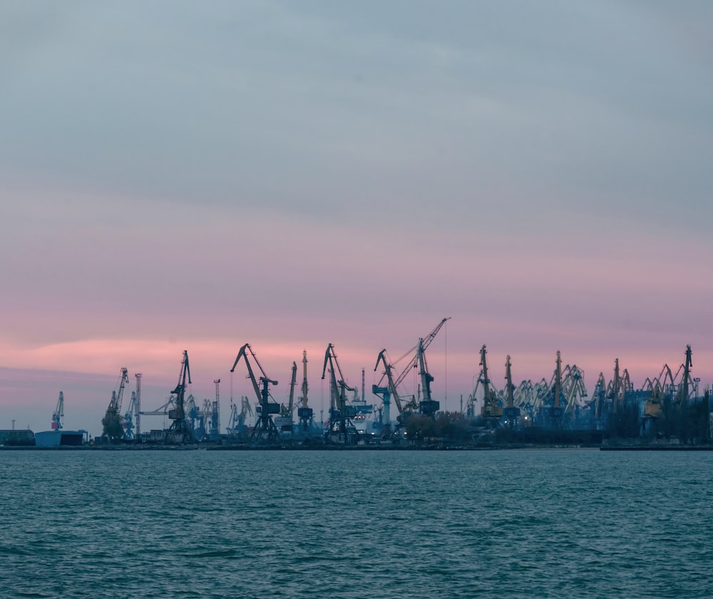 Ein Hafen voller Kräne unter einem bewölkten Himmel