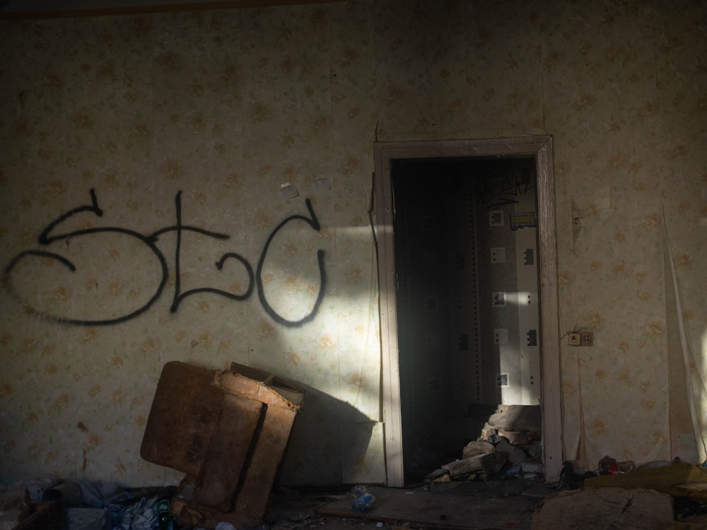 uma sala com grafite na parede e uma porta
