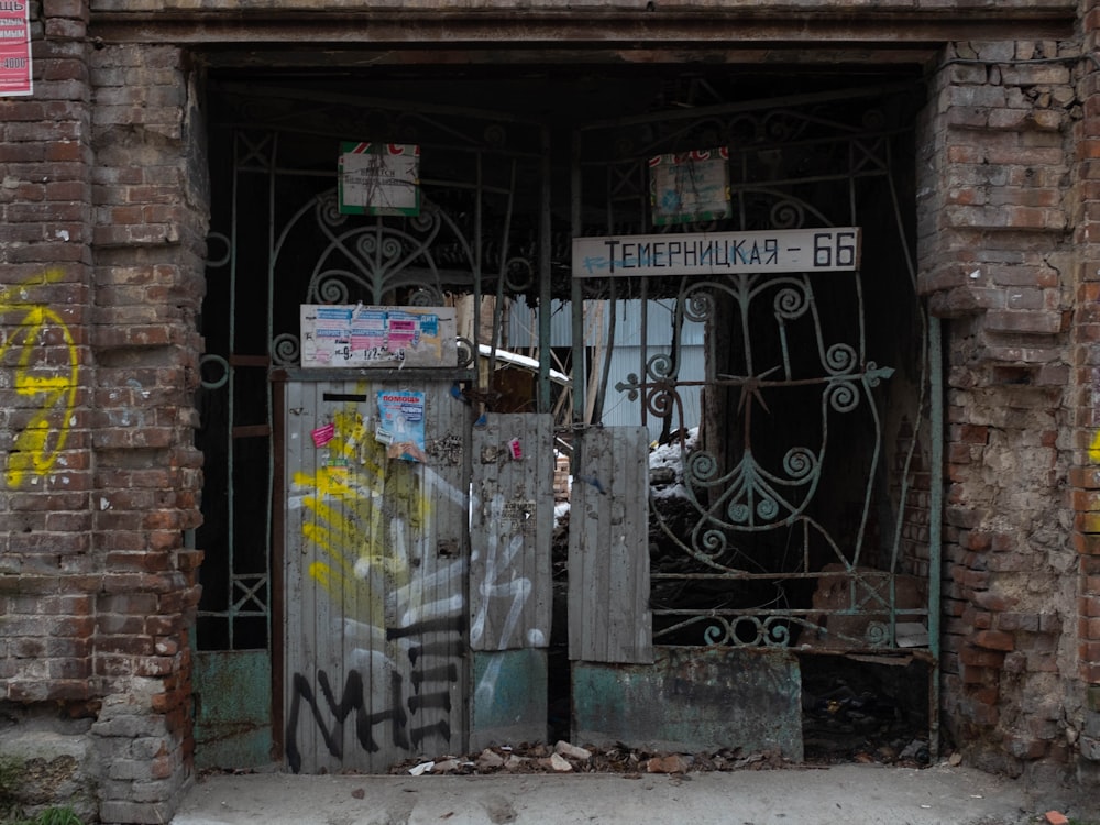 Un vecchio edificio con graffiti sulle porte