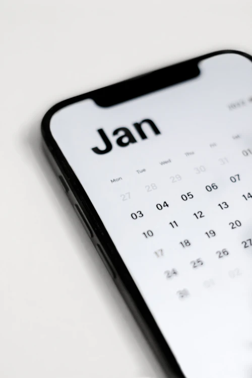 Celular exibindo um calendário de compromissos