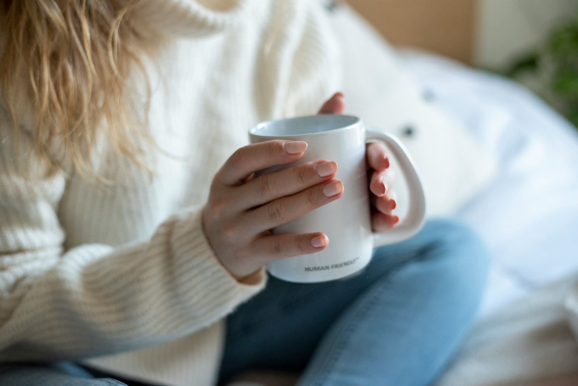 Woman holding a CURVD mug with no pressure on her hands.