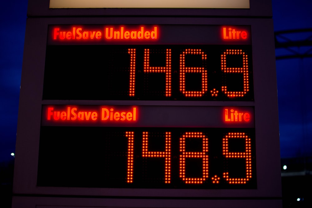 Un panneau de station-service affiche l’heure des prix de l’essence