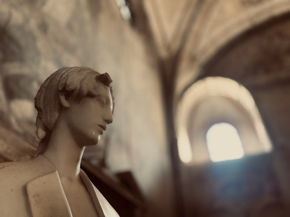 uma estátua de uma mulher em uma igreja