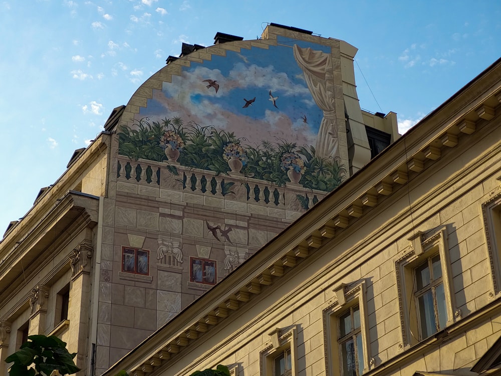 Un grande murale sul lato di un edificio