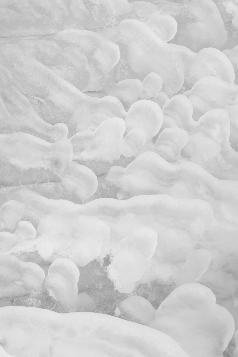 Una foto in bianco e nero di rocce innevate