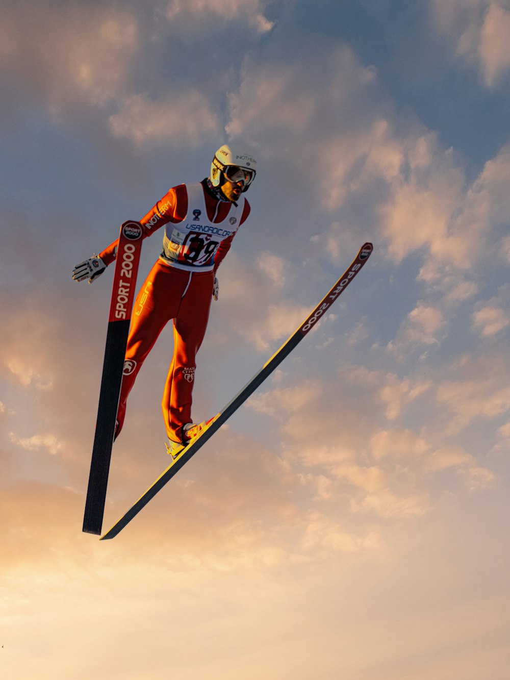 スキーに乗りながら空を飛ぶ男
