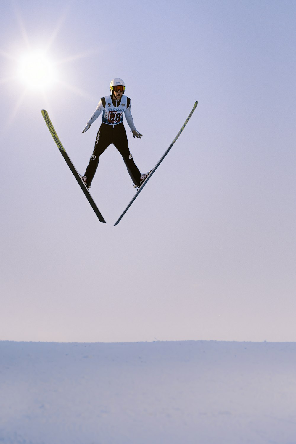 Un hombre volando por el aire mientras monta esquís